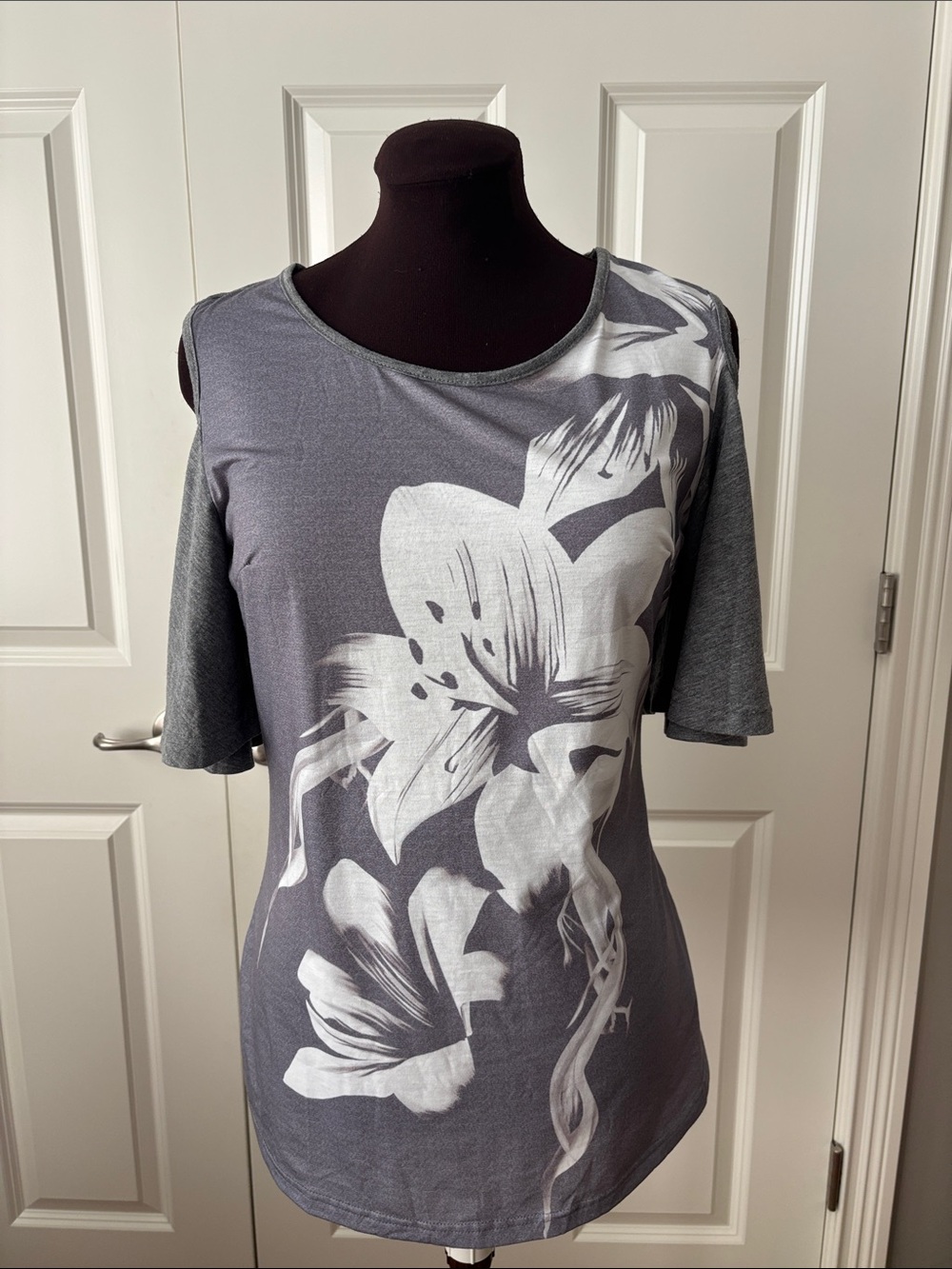 Gray Floral Short Sleeve Scoop Neck Top